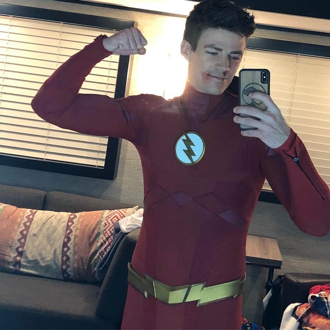 Grant Gustin dans le costume de la saison 5 de The Flash