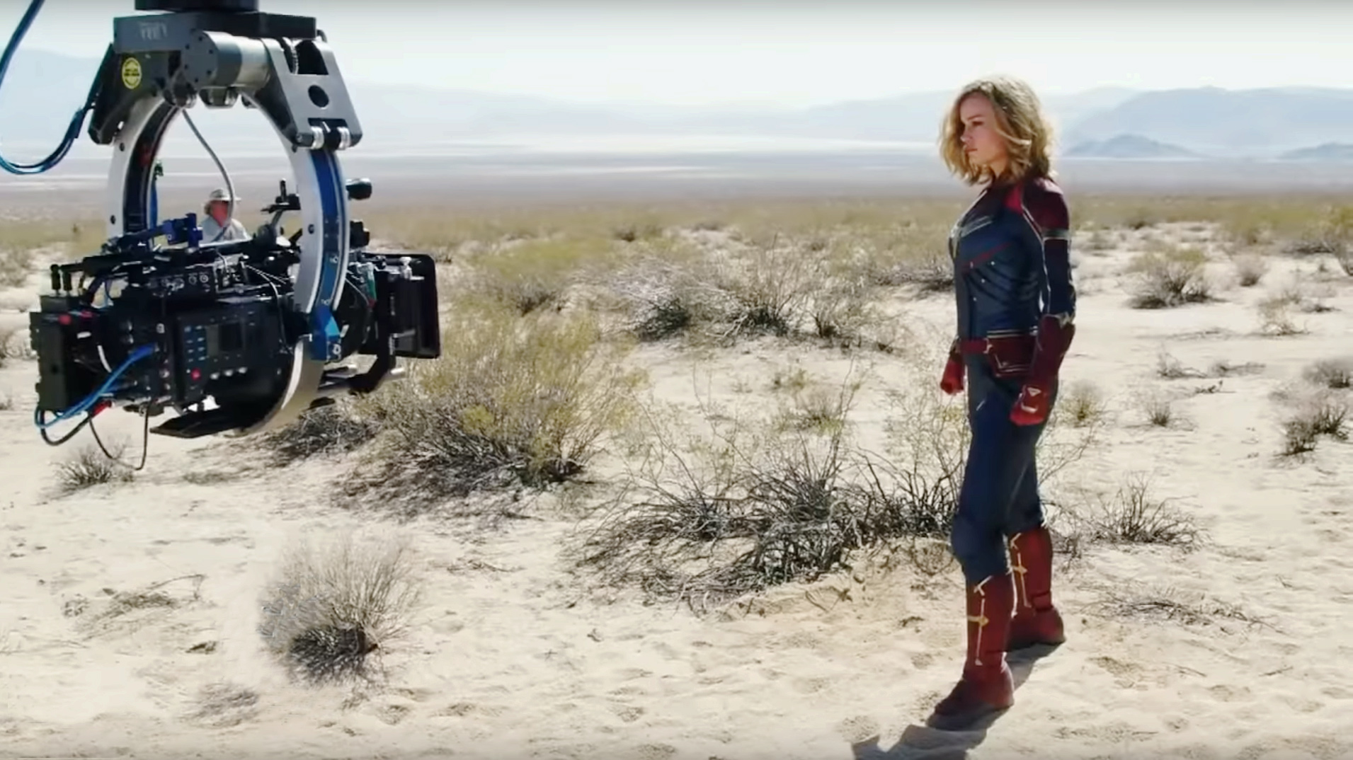 Brie Larson dans le rôle de Captain Marvel sur le tournage du film.
