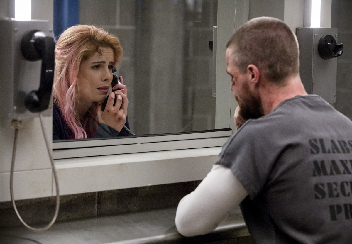 Oliver et Felicity dans Arrow 1x01 : Inmate 4587