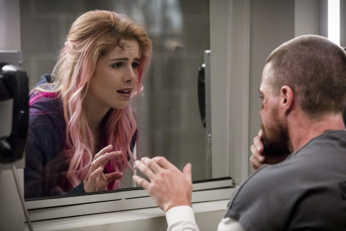 Oliver et Felicity dans Arrow 1x01 : Inmate 4587