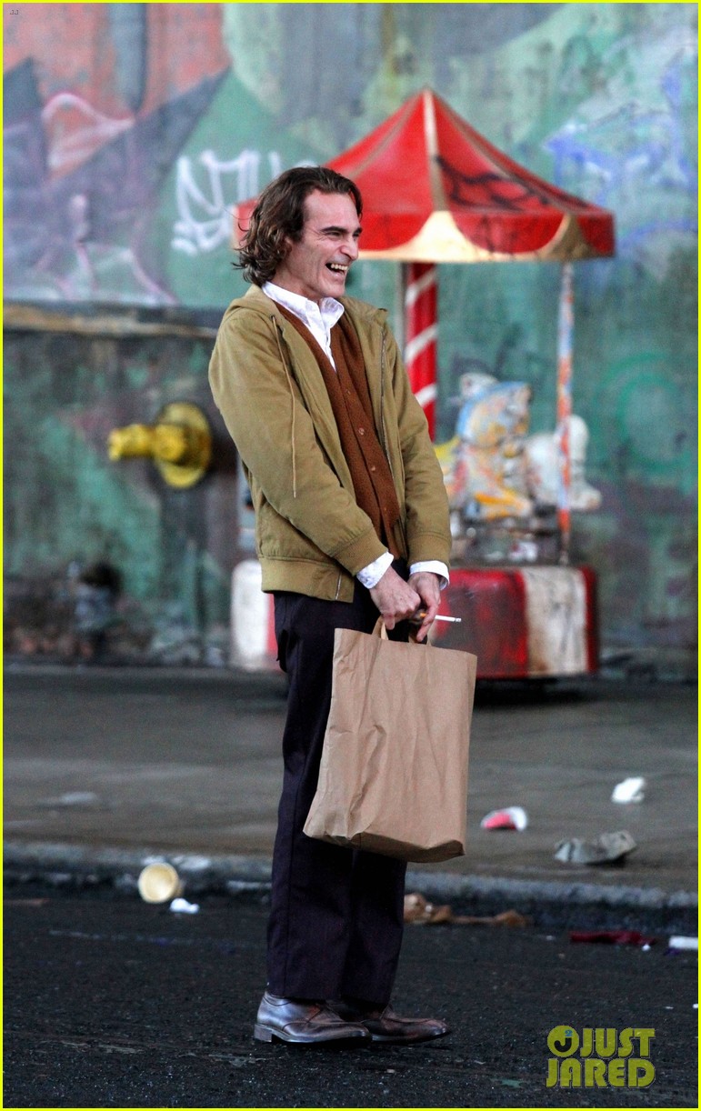 Joaquin Phoenix dans le rôle d'Arthur Fleck sur le tournage du film Joker.