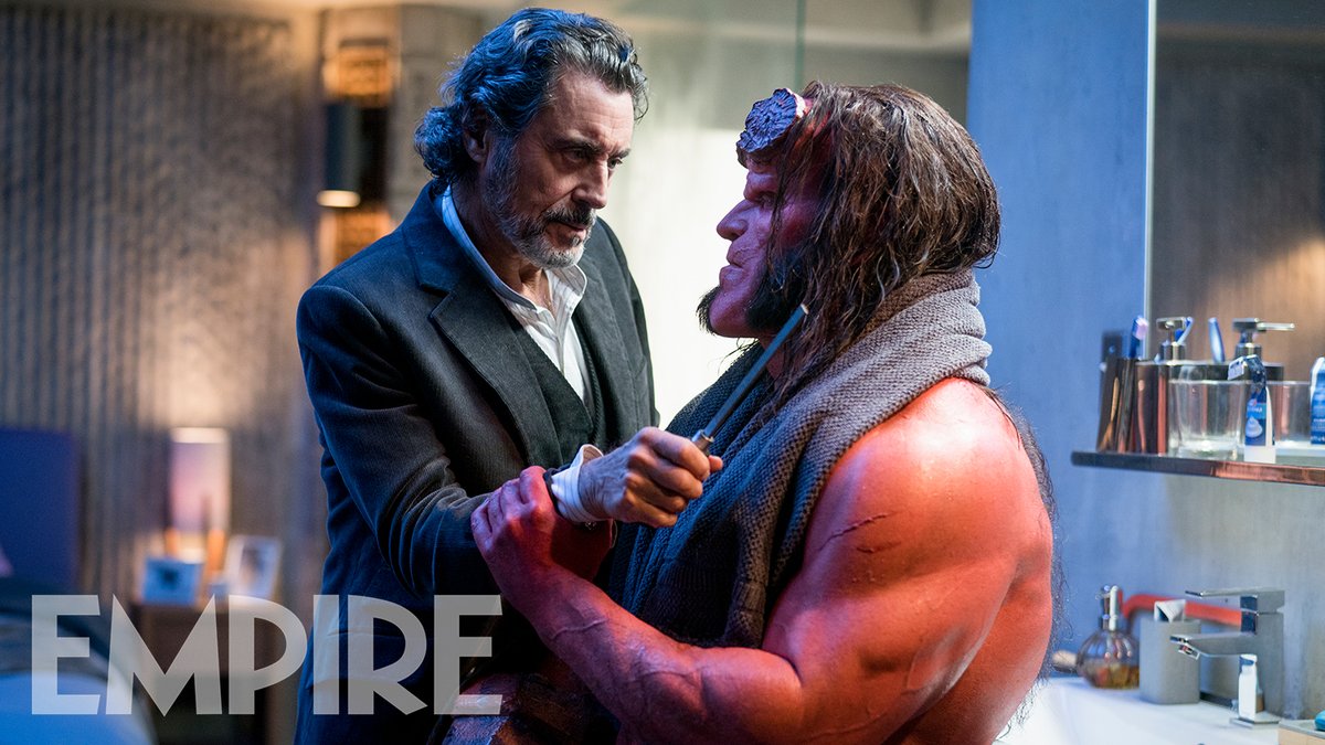 Ian McShane dans le rôle du professeur Broom Bruttenholm, et David Harbour dans celui d'Hellboy