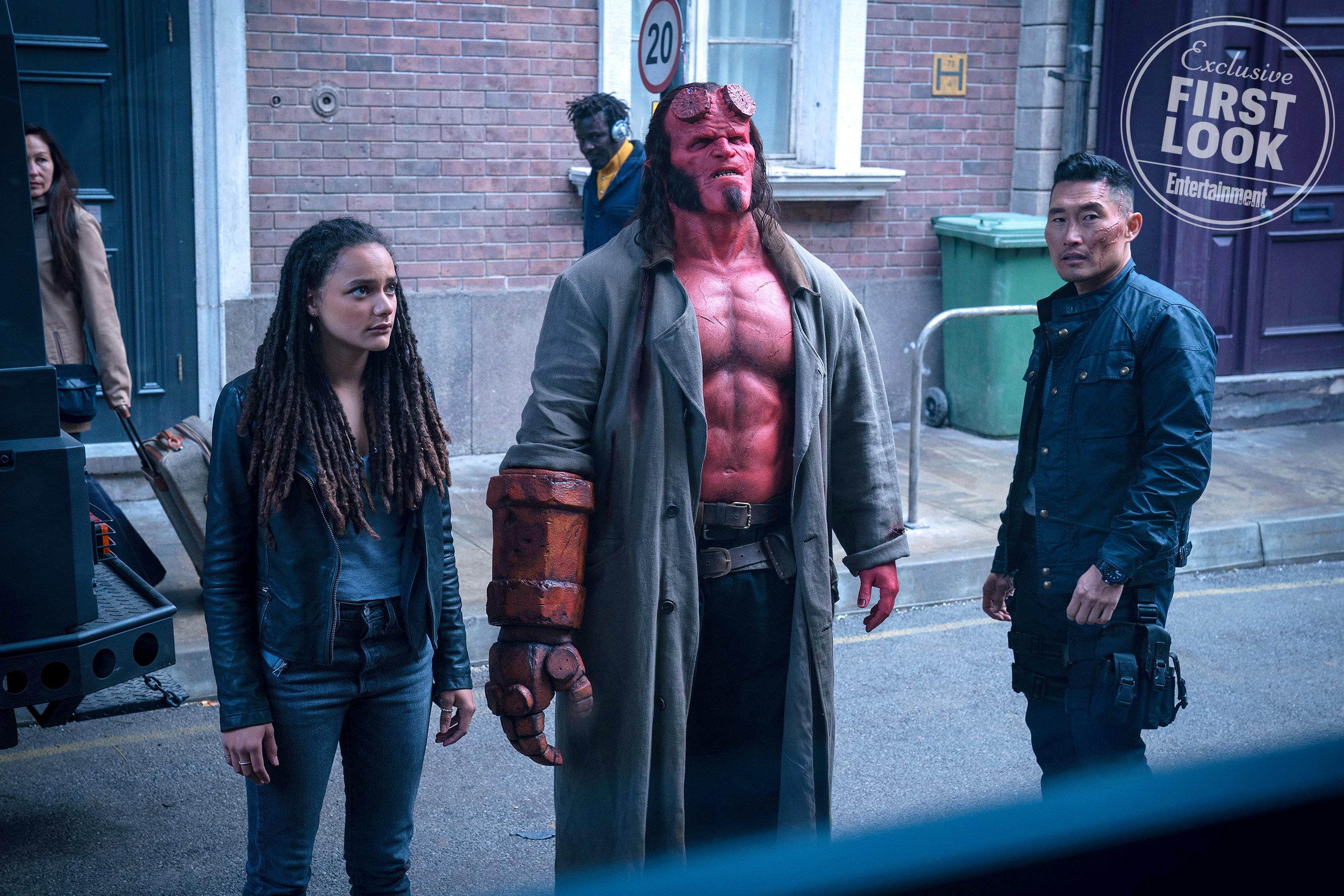 Hellboy (David Harbour), Alice Monaghan (Sasha Lane) et Ben Dalmio (Daniel Dae Kim)