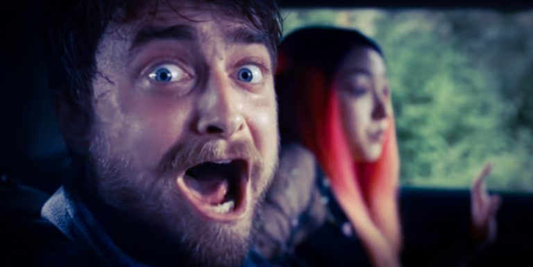 Guns Akimbo : Chaussons, peignoir et flingues vissés aux mains de Daniel Radcliffe dans une bande-annonce complètement tarée