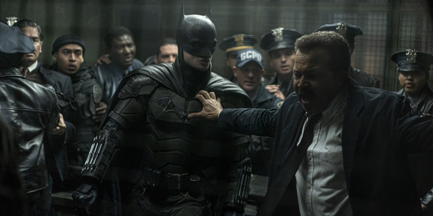 Batman (Robert Pattinson) et le commissaire Jim Gordon (Jeffrey Wright) dans le commissariat de police de Gotham.