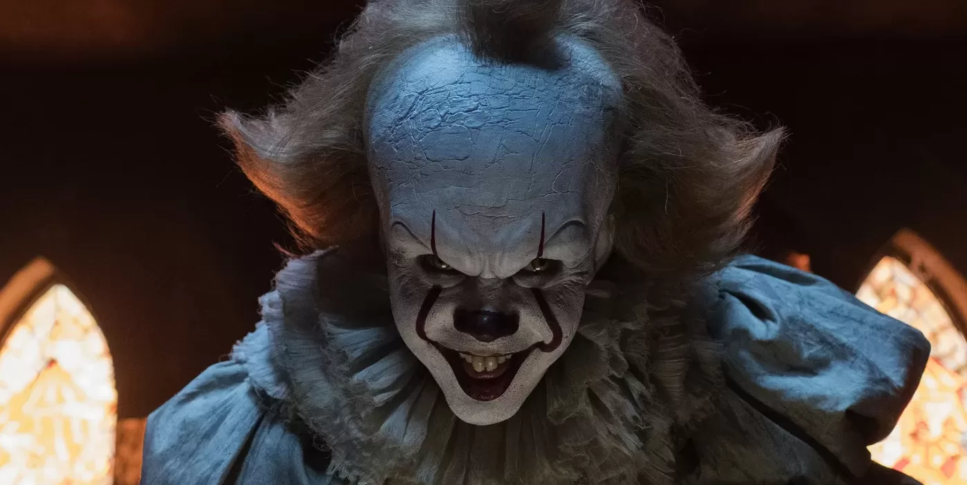 Pennywise, alias Grippe-Sou, le terrible  Clown dansant de Ça (It) de Stephen King.
