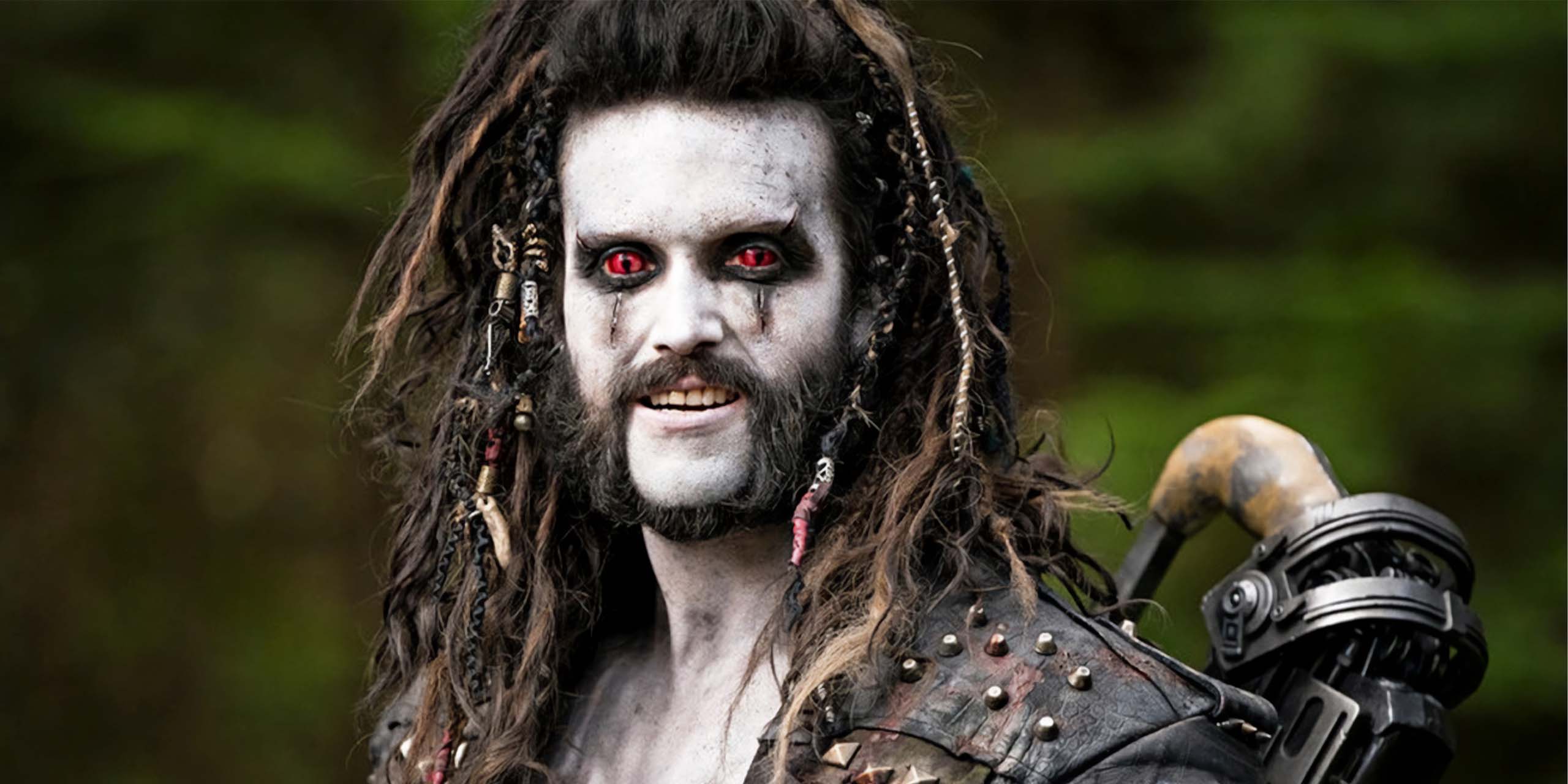 Emmett J. Scanlan dans le rôle de Lobo dans la série Krypton sur SyFy.