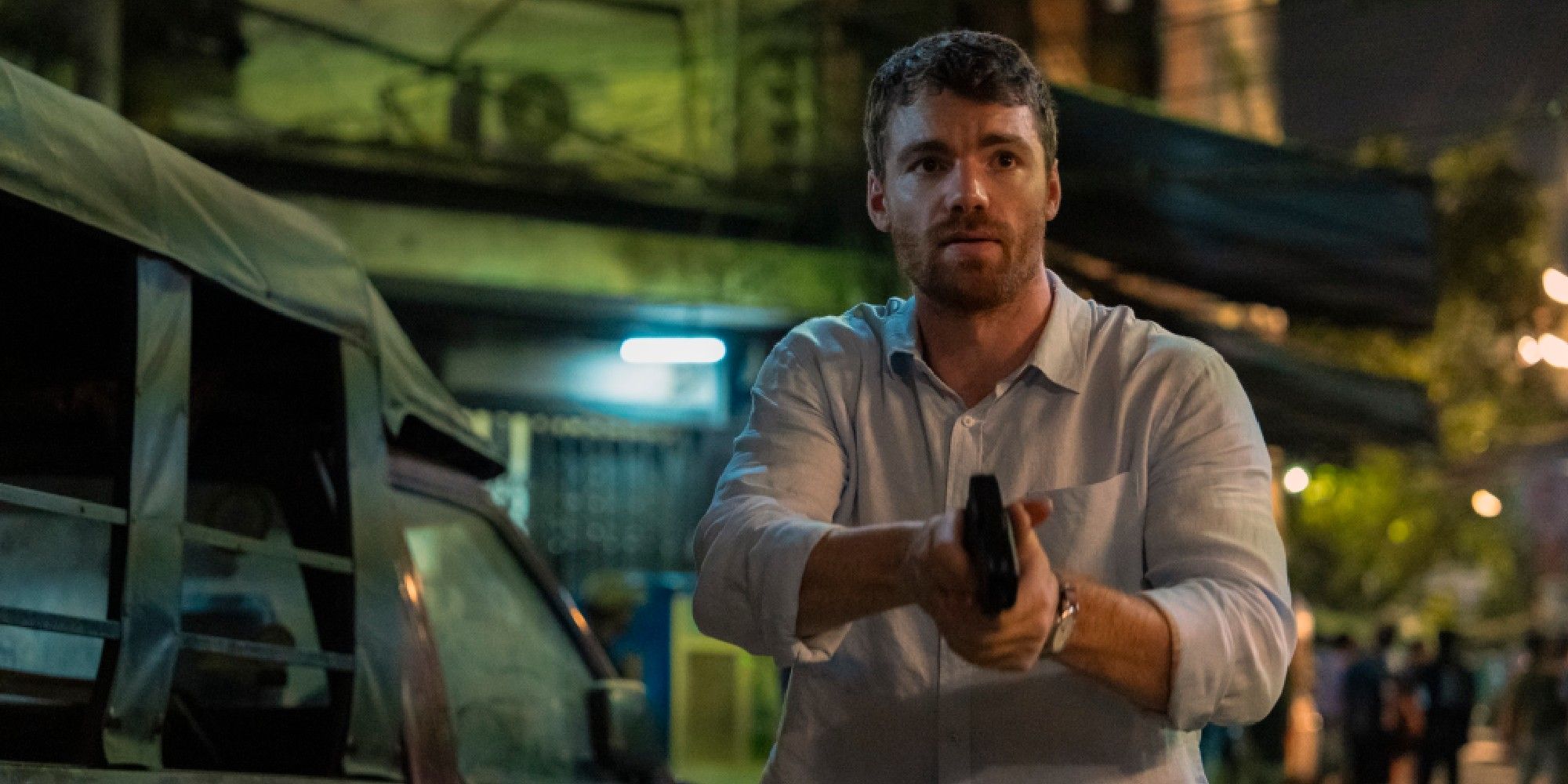 Peter Sutherland (Gabriel Basso) armé dans la Saison 2 de The Night Agent sur Netflix.