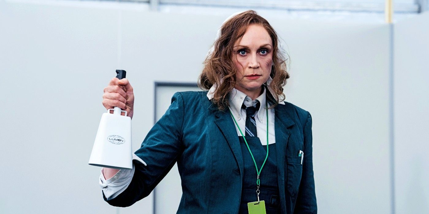 Lorne (Gwendoline Christie) dans Severance, saison 2 épisode 3.