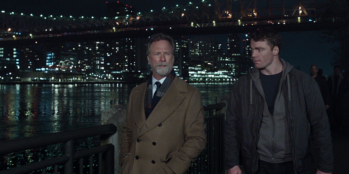 Louis Herthum dans le rôle de Monroe et Gabriel Basso dans celui de Peter Sutherland dans la saison 2 de "The Night Agent".
