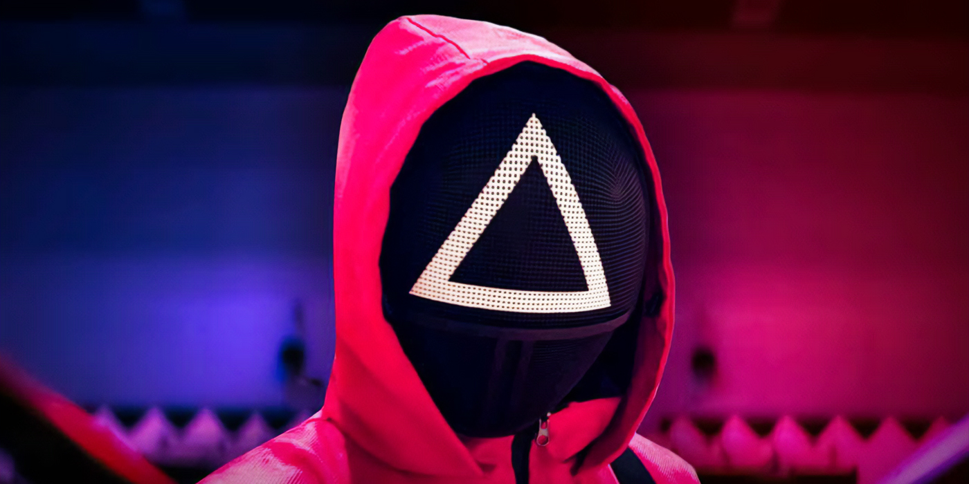 Garde de Squid Game portant un masque avec un triangle dans la saison 2