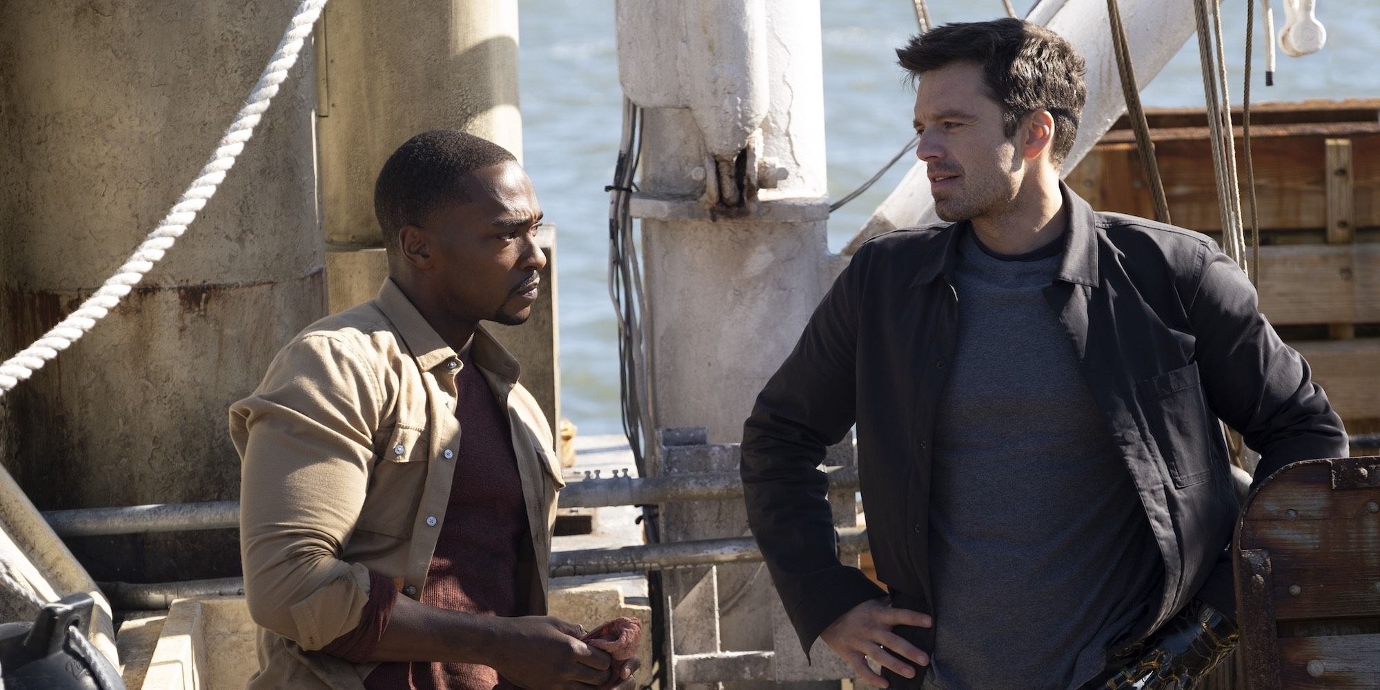 Bucky Barnes (Sebastian Stan) et Sam Wilson (Anthony Mackie) discutent dans la série Falcon et le Soldat de l'Hiver.
