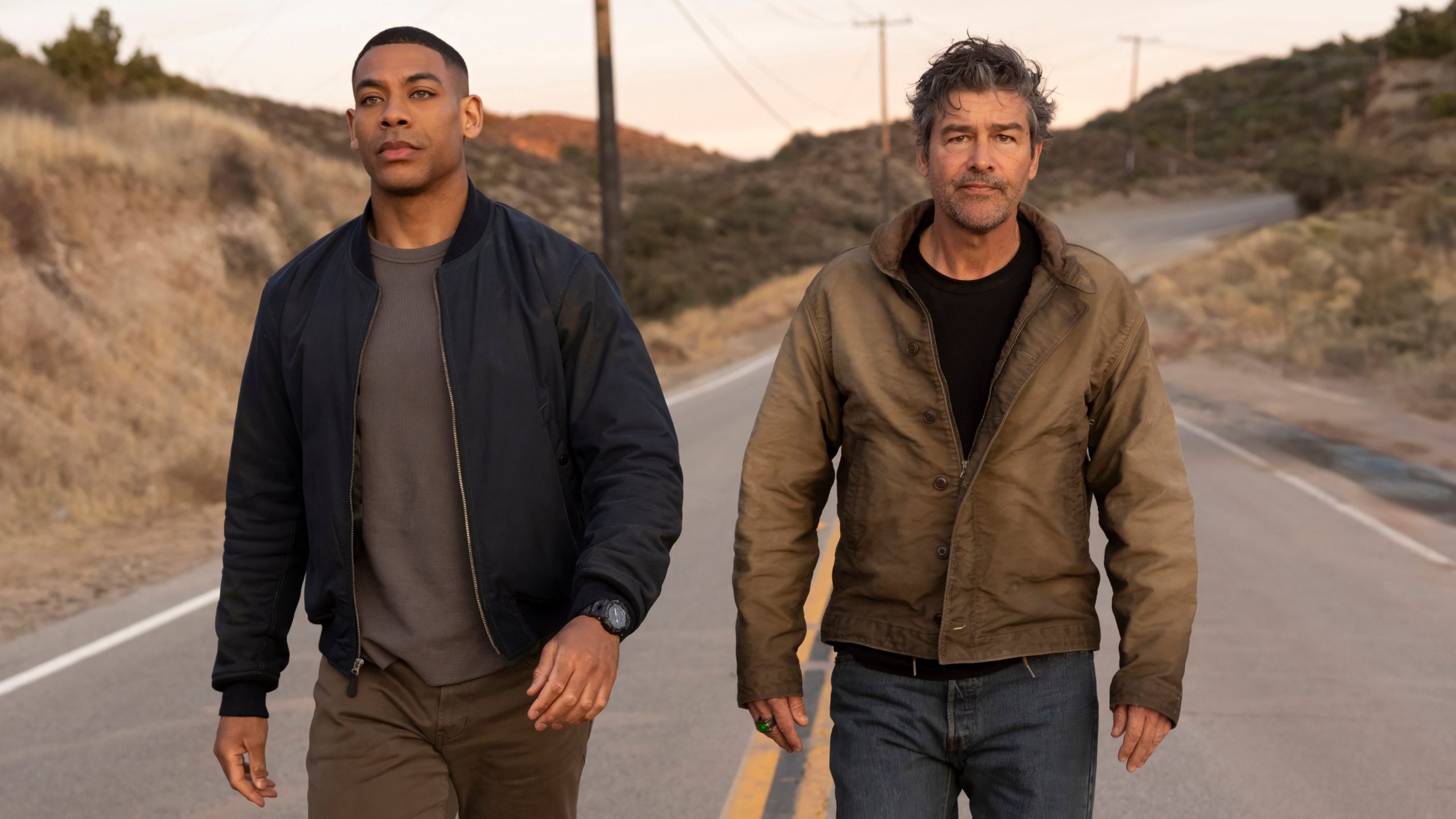 John Stewart (Kyle Chandler) et Hal Jordan (Kyle Chandler), les deux Green Lantern de la série DC pour HBO et Max, Lanterns.