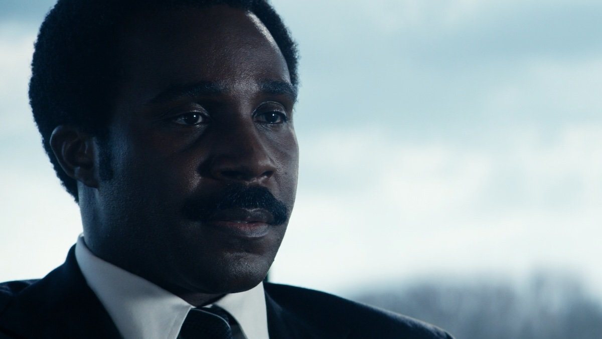 M. Milchick (Tramell Tillman) semble stressé dans Severance.