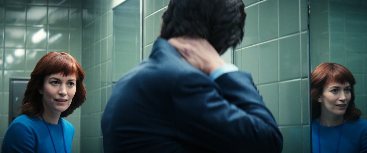 Mark (Adam Scott) cache ce qui s'est passé à Helly (Britt Lower) dans l'épisode 5 de la saison 2 de Severance, sur Apple TV+.