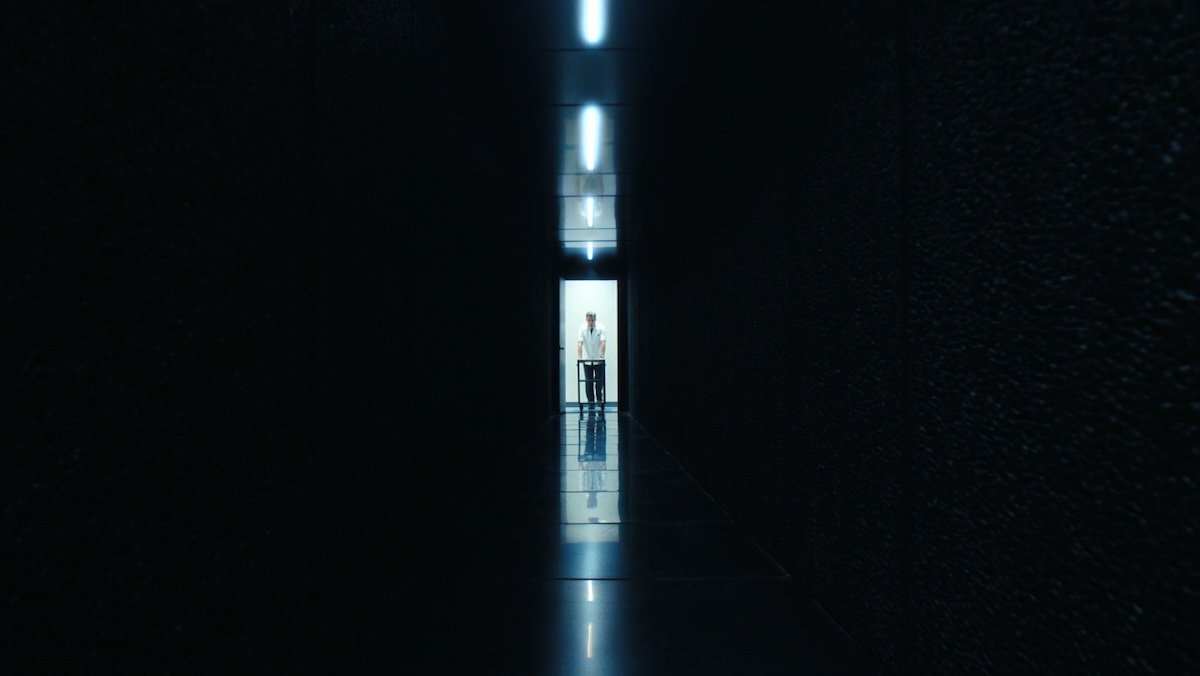 Le mystérieux inconnu dans l'ascenseur dans l'épisode 5 de la saison 2 de Severance.
