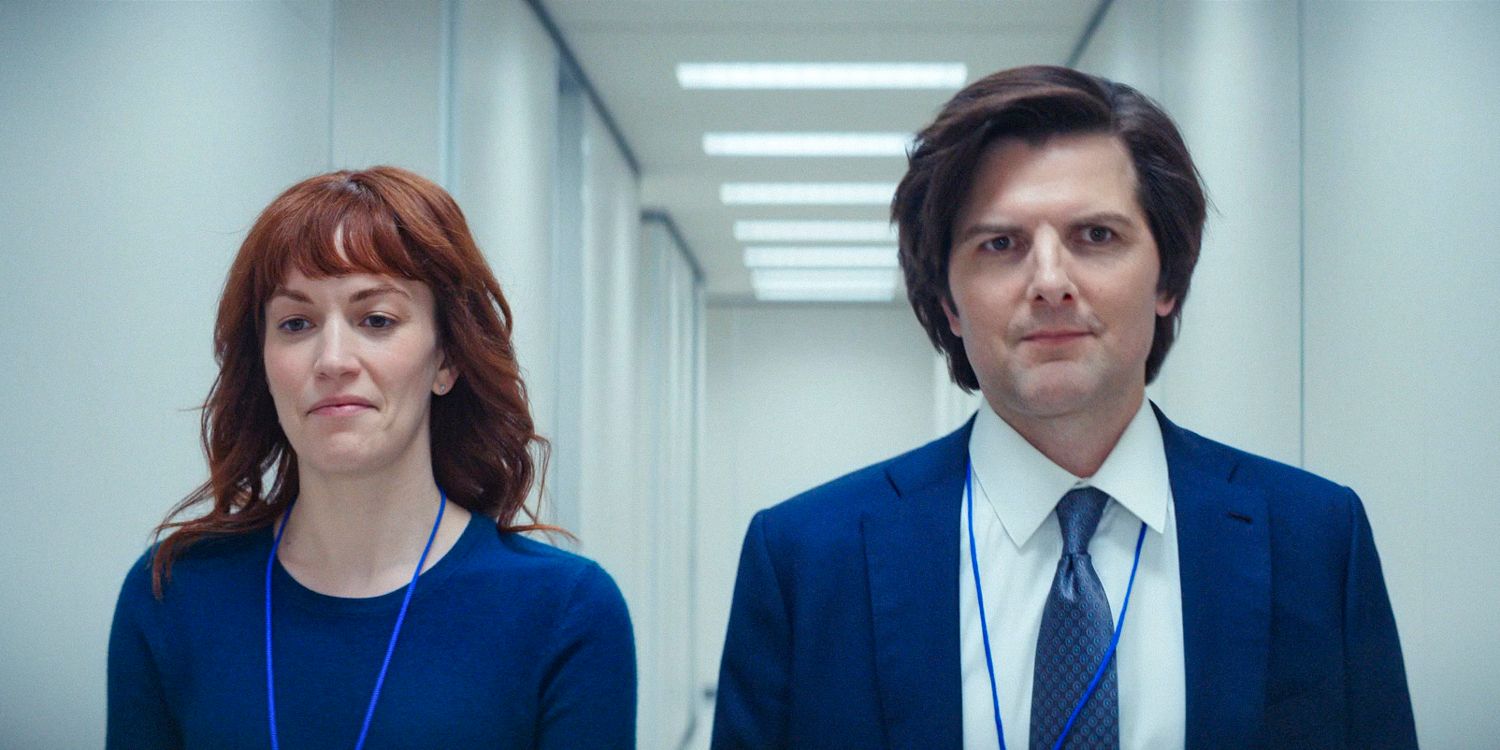 Helly (Britt Lower) et Mark (Adam Scott) marchant dans les couloirs de Lumon - Severance - saison 2 - épisode 6