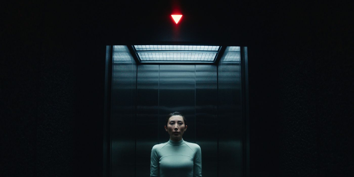 Gemma dans l'ascenseur de l'Exports Hall dans Severance Saison 2 Episode 7