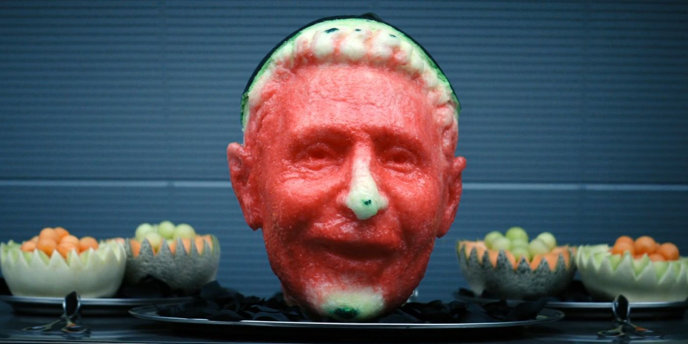 Une pastèque sculptée pour ressembler à la tête d'Irving (John Turturro) dans la saison 2 de Severance.