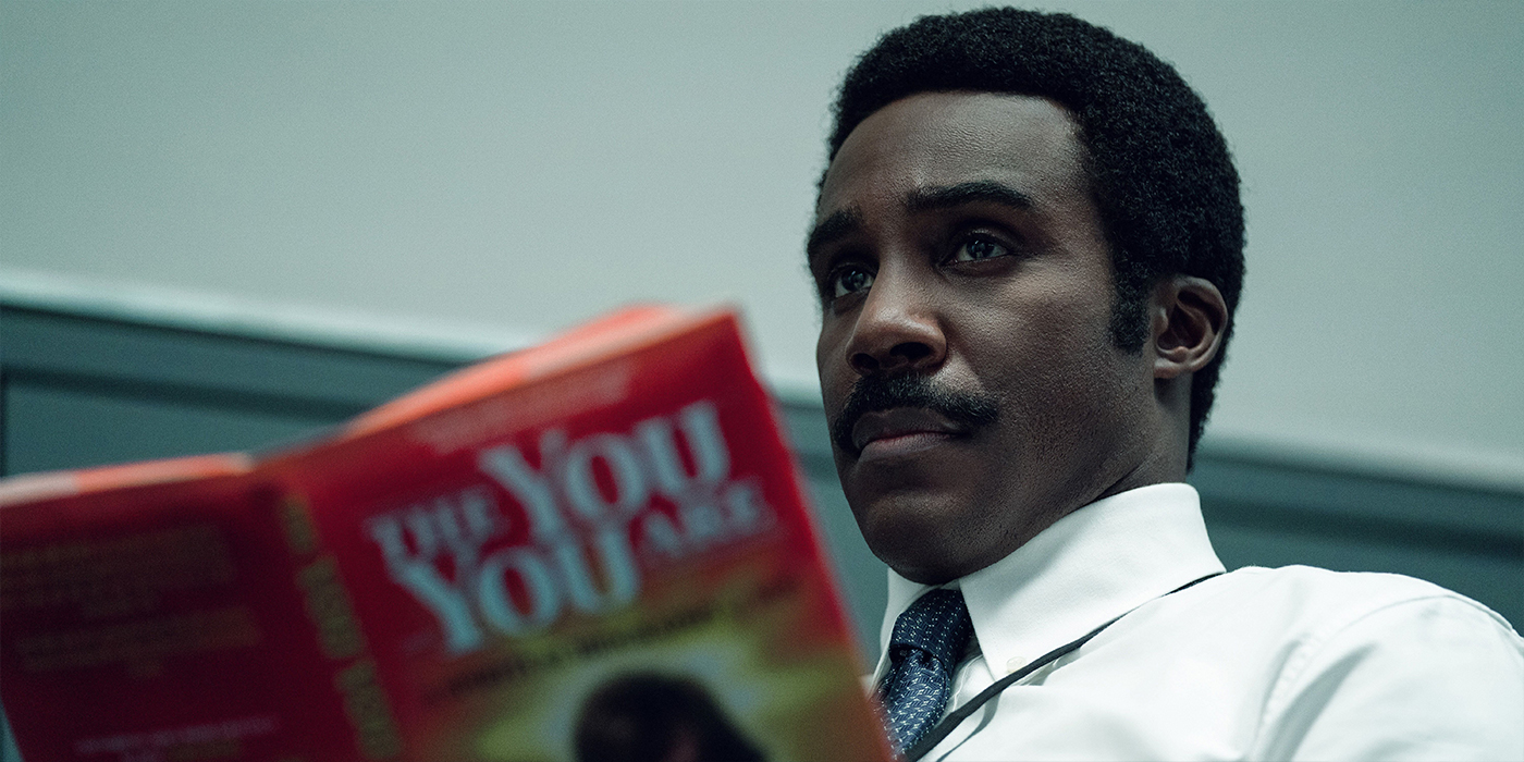 M. Milchick (Tramell Tillman) en pleine lecture dans Severance.