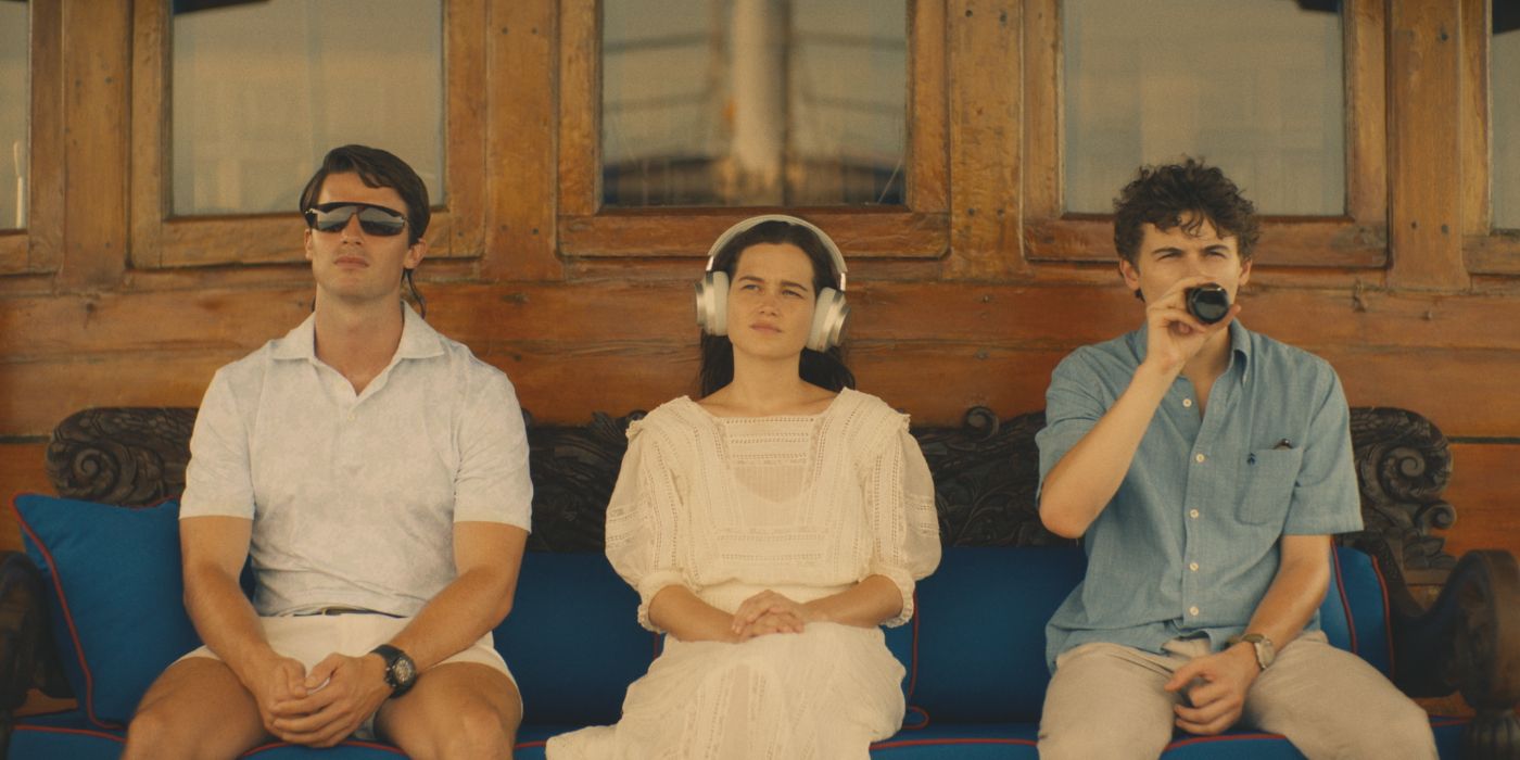 Patrick Schwarzenegger, Sarah Catherine Hook et Sam Nivola dans Le Lotus Blanc Saison 3 Épisode 1.