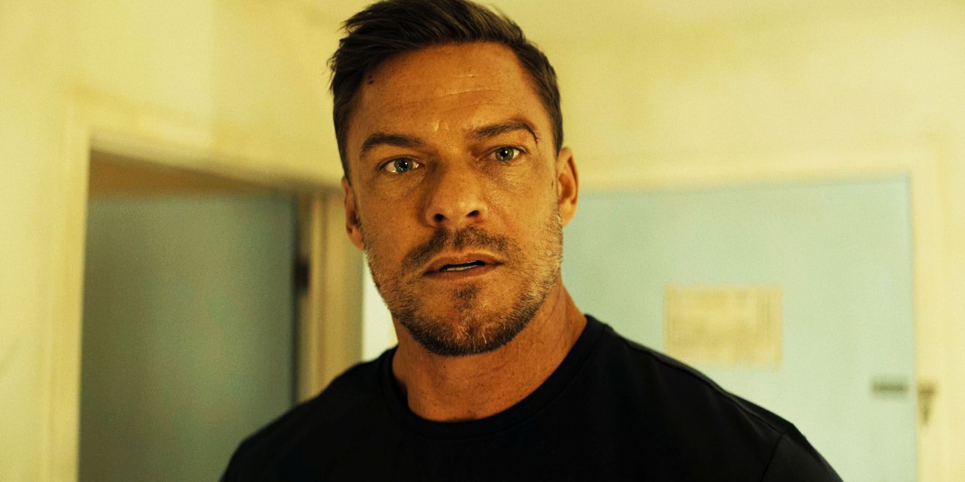 Alan Ritchson est Jack Reacher.