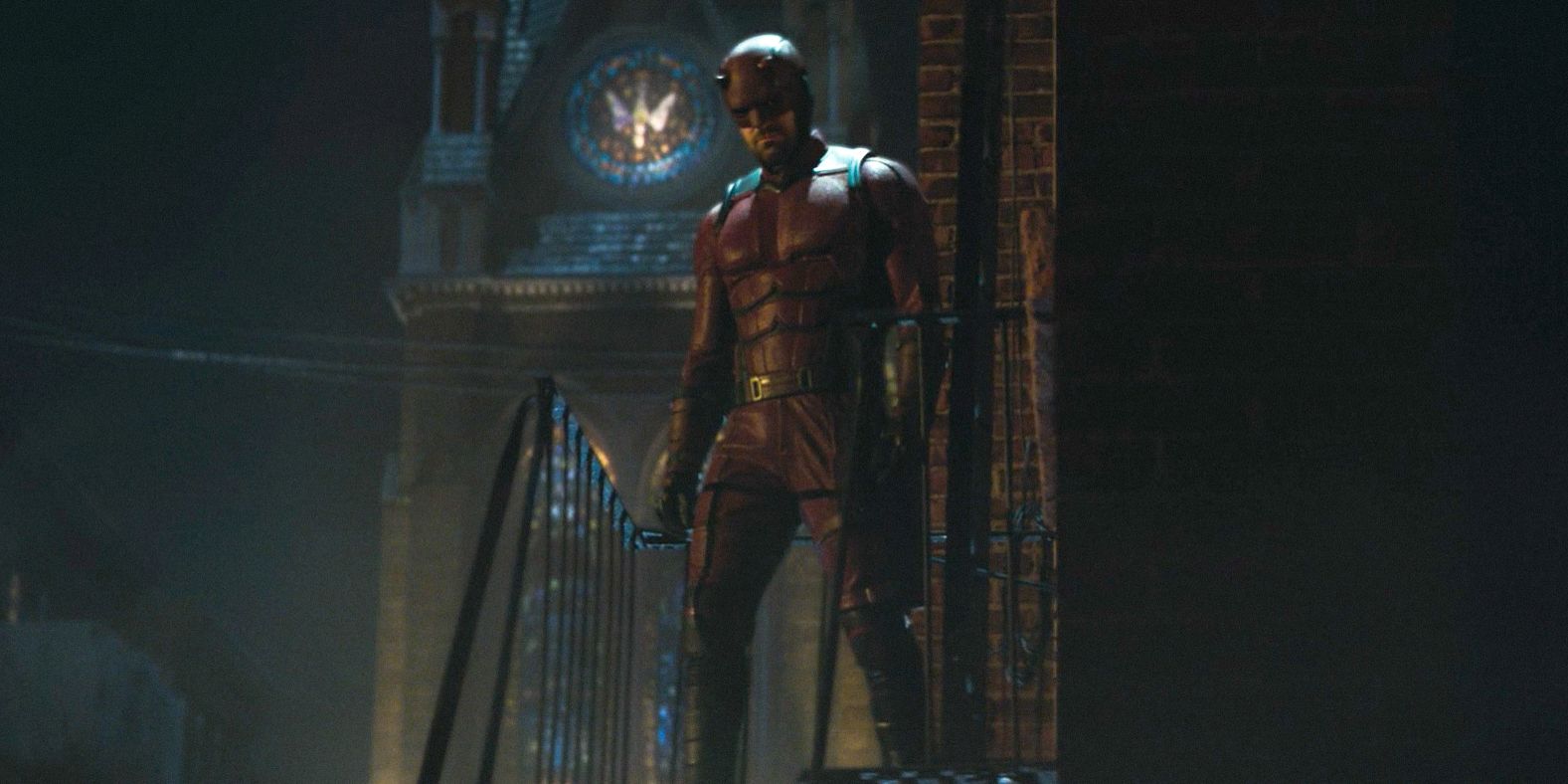 Daredevil (Charlie Cox) devant la cathédrale de New York.