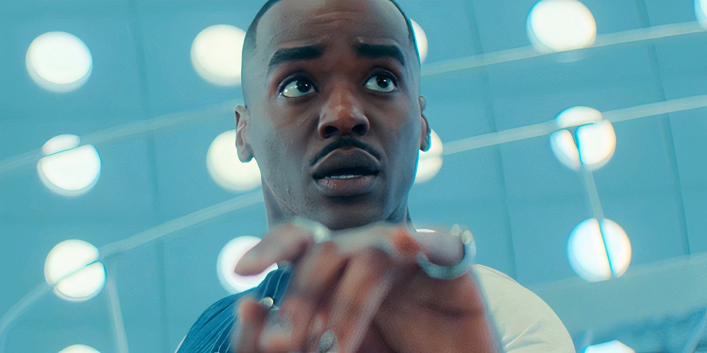 Ncuti Gatwa dans le rôle du Docteur tendant la main dans le TARDIS dans Doctor Who saison 2