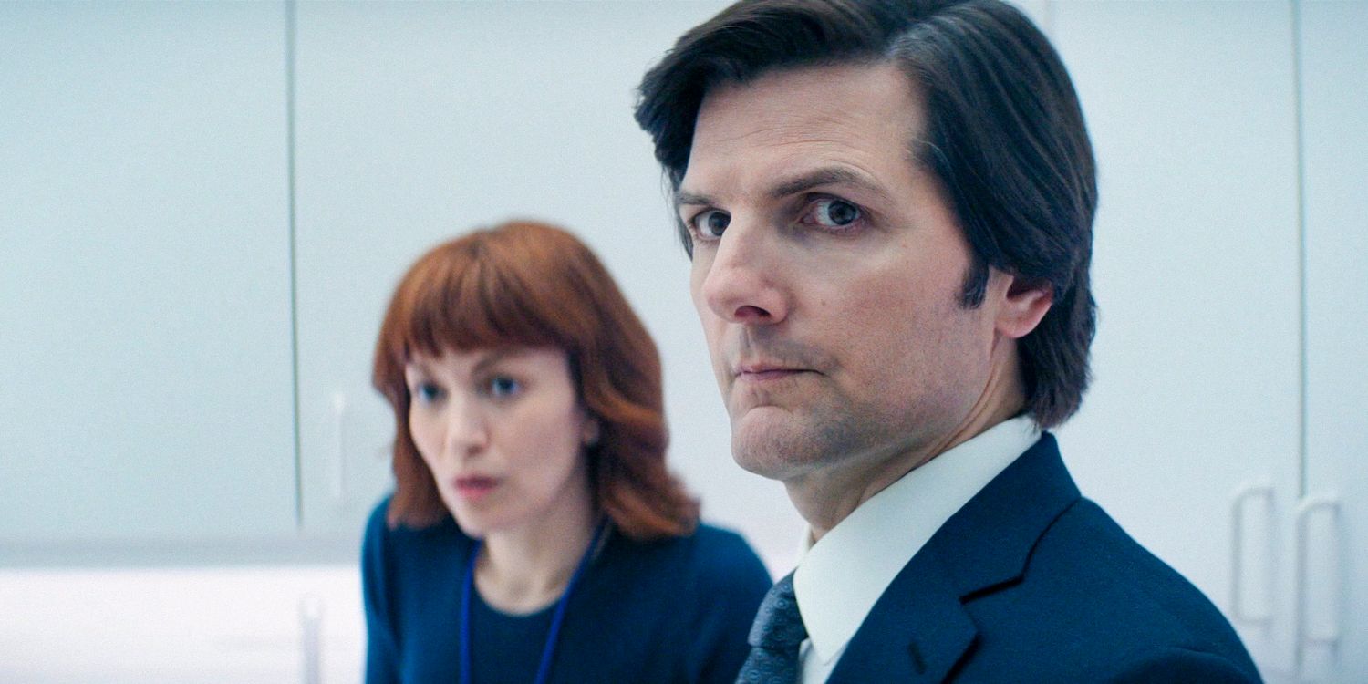Helly (Britt Lower) et Mark (Adam Scott) marchant dans les couloirs de Lumon - Severance - saison 2 - épisode 6