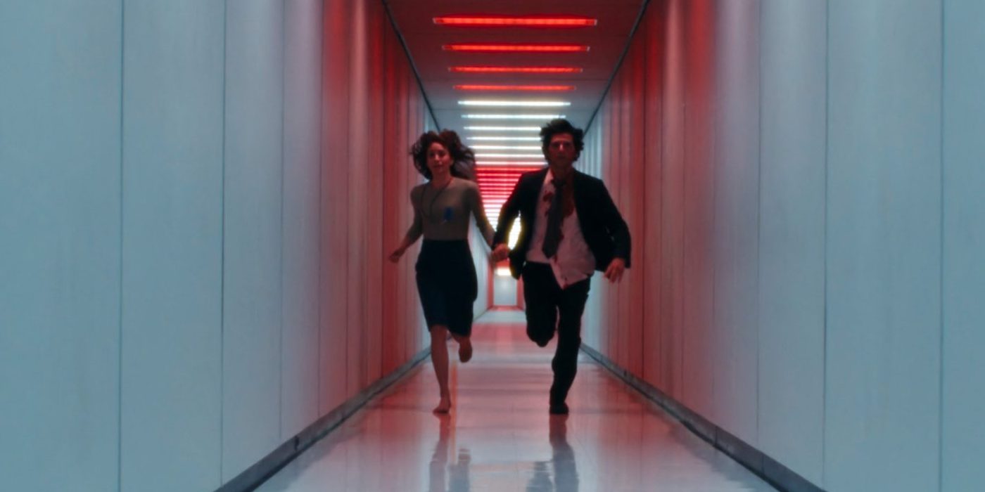 Mark et Helly fuient dans les couloirs de Lumon durant le final de la saison 2 de Severance.