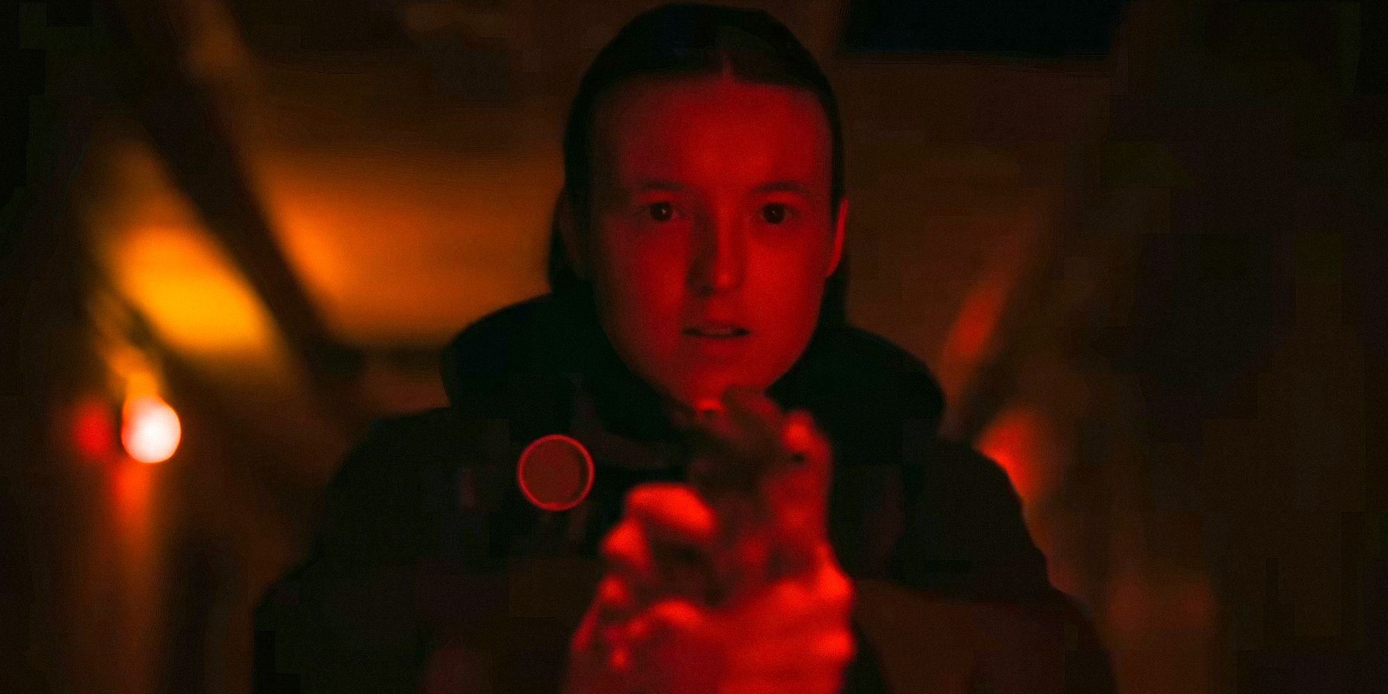 Ellie (Bella Ramsey) avec son arme dans la saison 2 de The Last of Us.