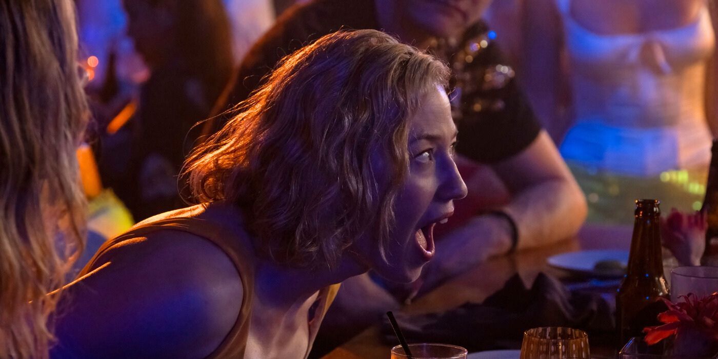 Carrie Coon dans le rôle de Laurie lors de la soirée dans The White Lotus Saison 3, Épisode 5.