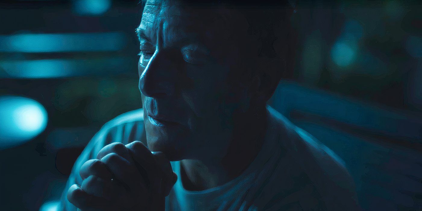 Timothy prie dans le noir dans la saison 3 de The White Lotus.