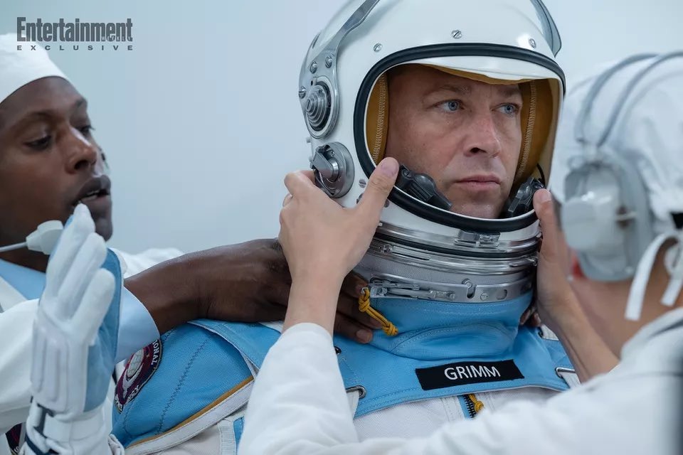 Ben Grimm (Moss Bachrach) revêtant sa combinaison spatiale.