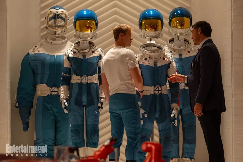 Johnny (Joseph Quinn) et Reed (Pedro Pascal) face aux combinaisons qu'ils porteront dans l'espace.