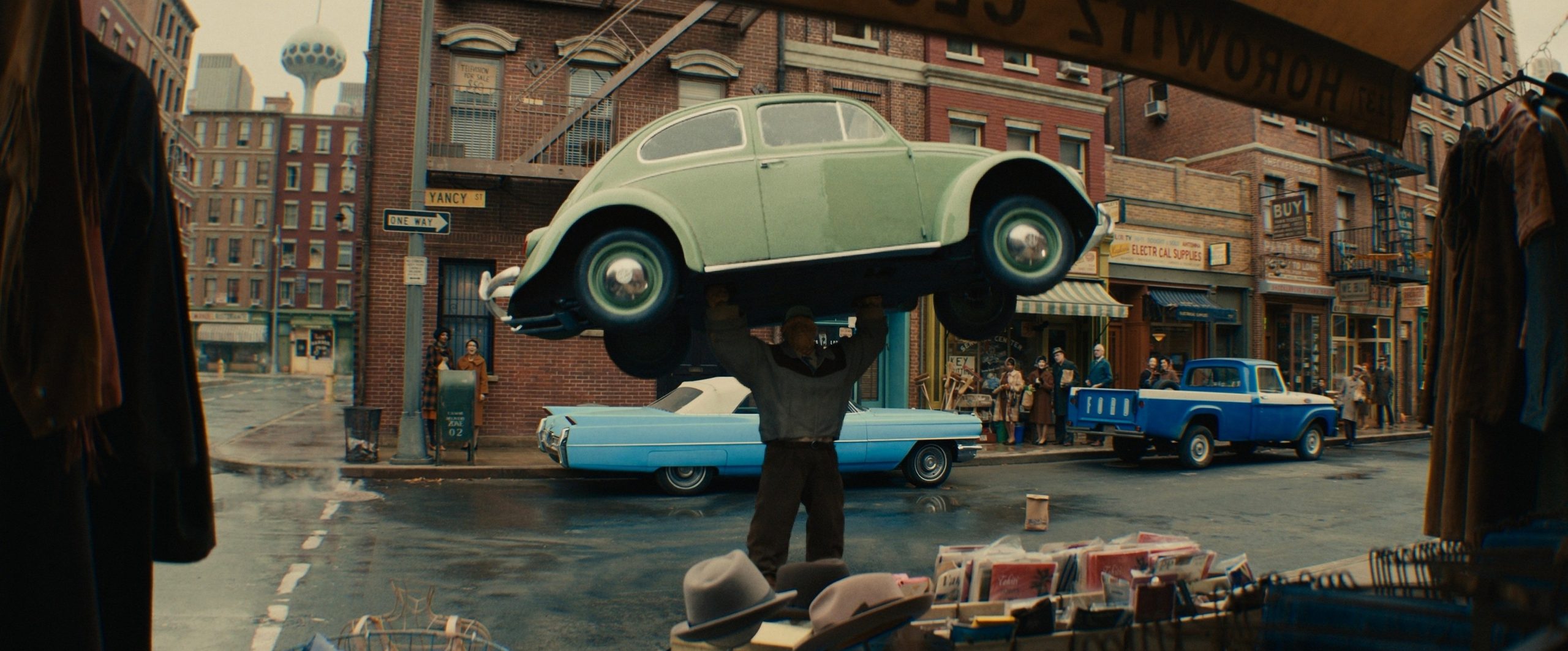 La Chose soulève une voiture verte, un bel hommage à Superman et à la couverture d'Action Comics #1.