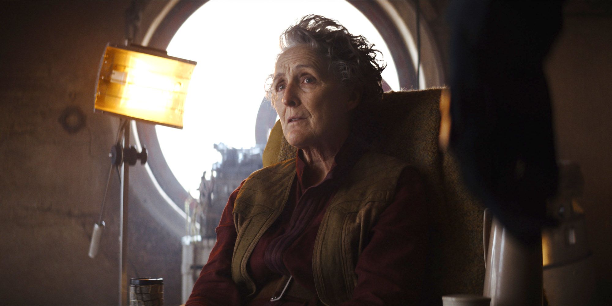 Maarva Andor (Fiona Shaw), la mère adoptive de Cassian Andor.