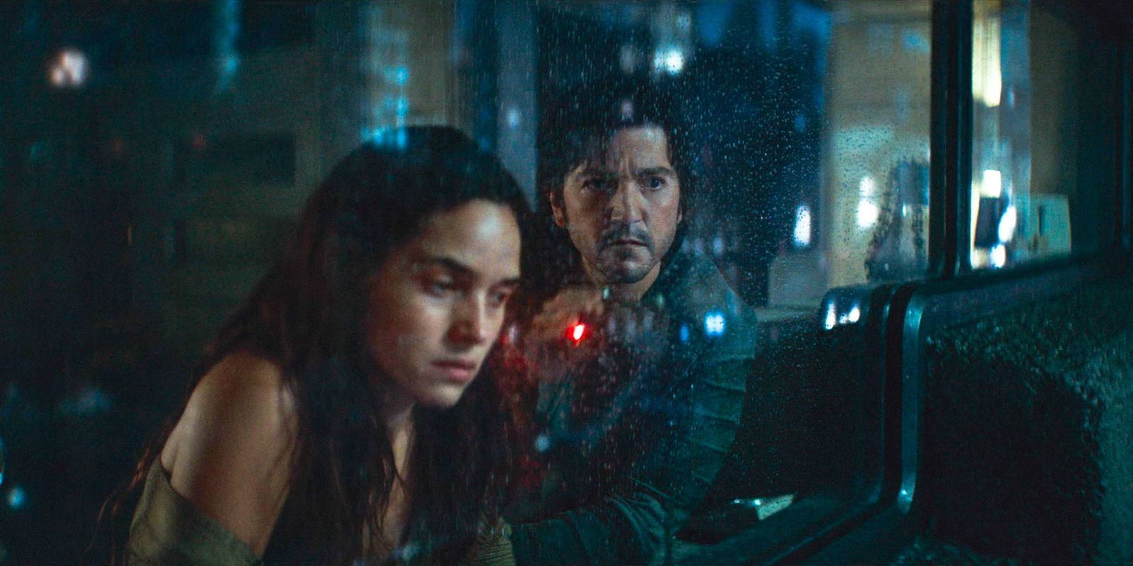 Le couple Cassian Andor (Diego Luna) et Bix (Adria Arjona) dans l'épisode 6 de la saison 2 de la série Star Wars, Andor. Disponible sur Disney+.