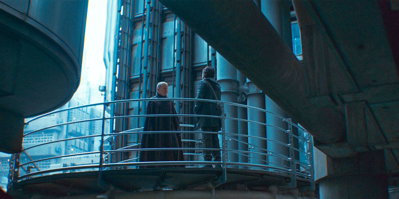 Cassian (Diego Luna) confronte Luthen (Stellan Skarsgård) dans l'épisode 6 de la saison 2 d'Andor.