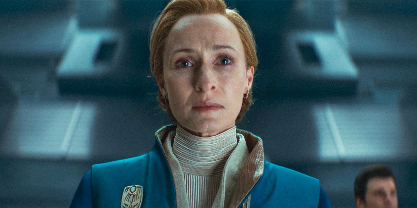 Mon Mothma (Genevieve O'Reilly), prêtant serment d'allégeance à l'Empire au Sénat.