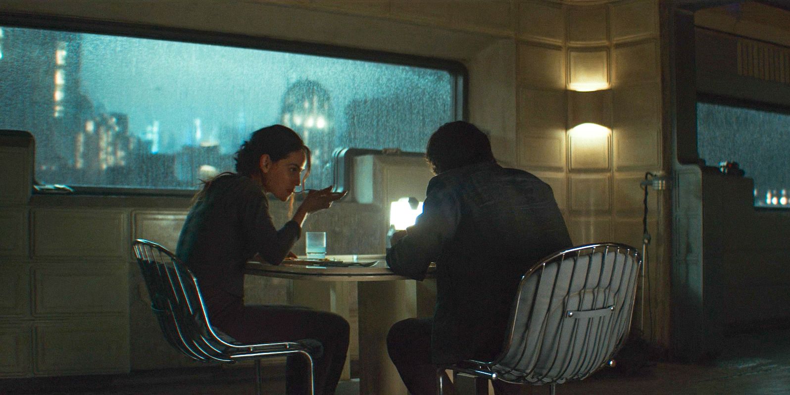 Cassian Andor (Diego Luna) et Bix (Adria Arjona).