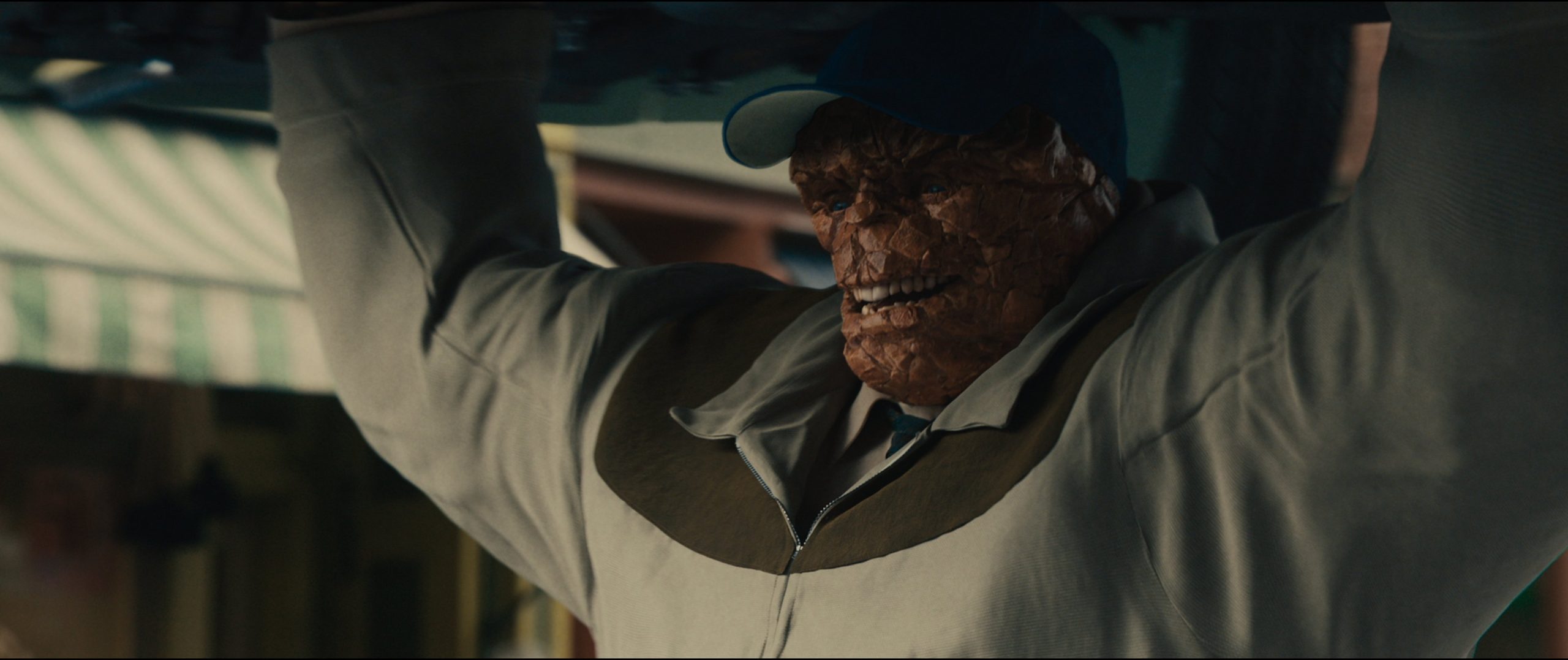 Ben Grimm alias La Chose soulève une voiture, à la manière de Superman.