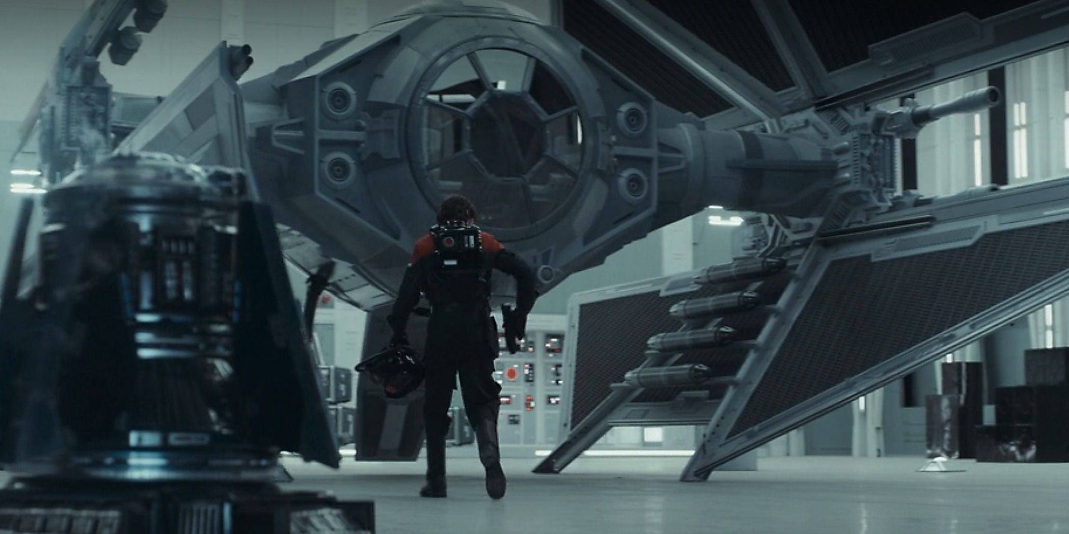 Cassian (Diego Luna) s'apprête à voler un TIE Fighter dans le premier épisode de la saison 2 de Andor.