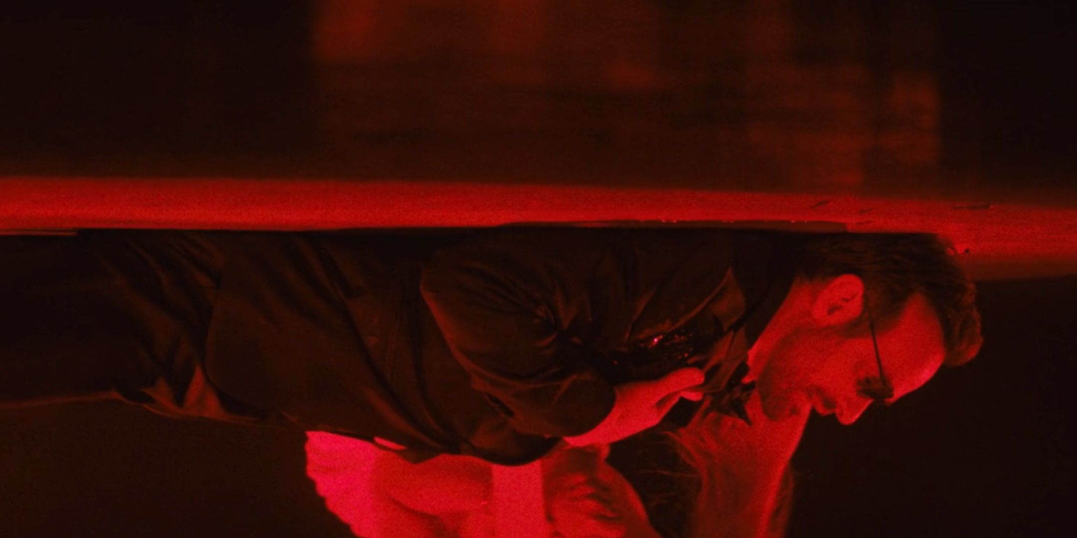 Matt Murdock (Charlie Cox) blessé en tentant de protéger le Caïd dans l'épisode 8 de Daredevil: Born Again.
