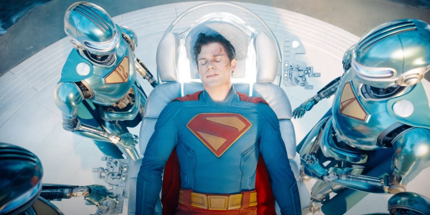 Superman (David Corenswet) blessé se faisant soigné par ses robots kryptoniens.