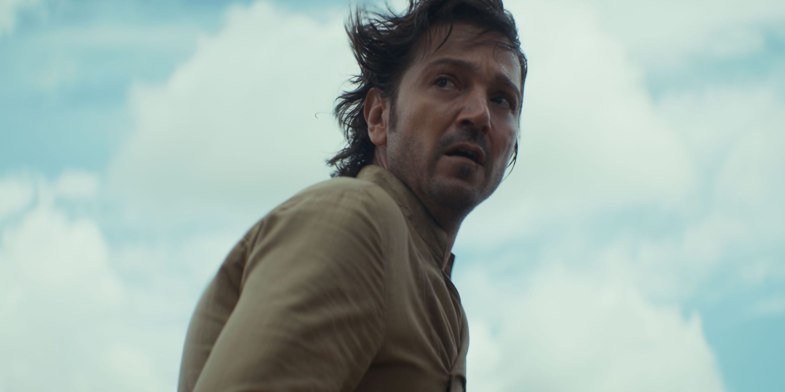 Cassian Andor (Diego Luna) dans la saison 2 de la série Star Wars: Andor, disponible sur Disney+.