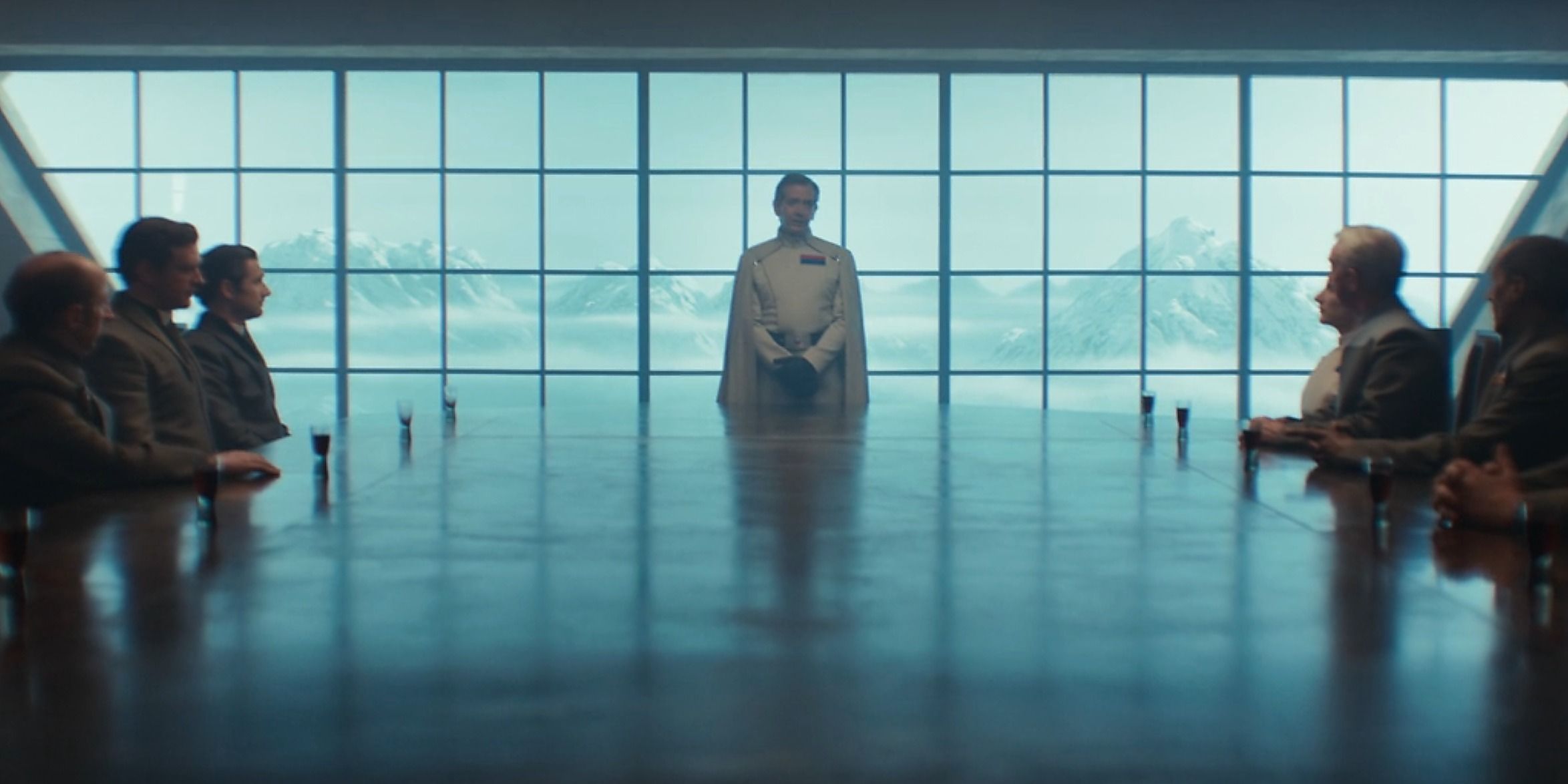 Orson Krennic (Ben Mendelsohn) dirige une réunion stratégique.