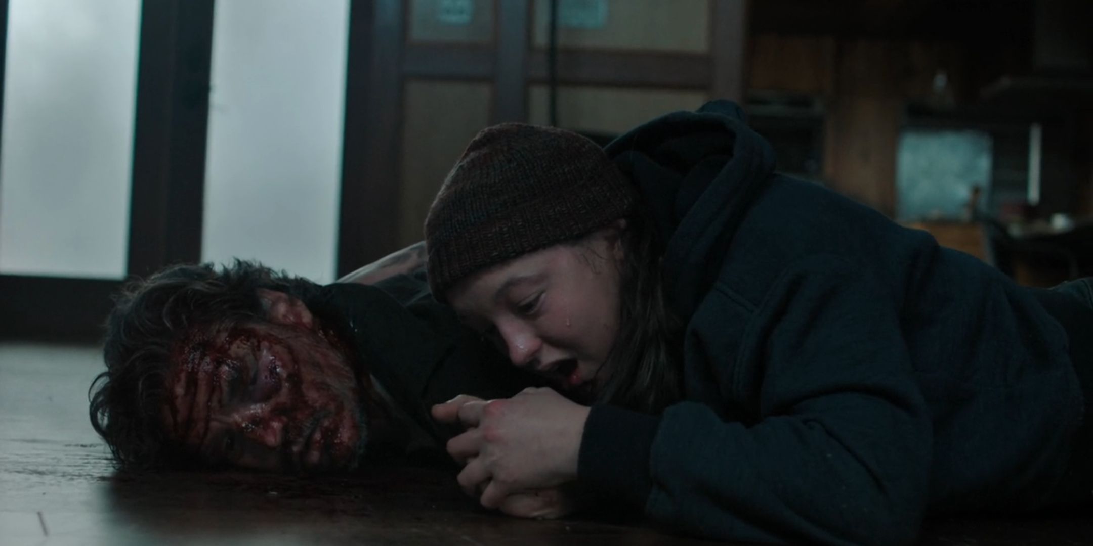 Ellie (Bella Ramsey) dévastée par la mort de Joel (Pedro Pascal) dans l'épisode 2 de la saison 2 de The Last of Us.