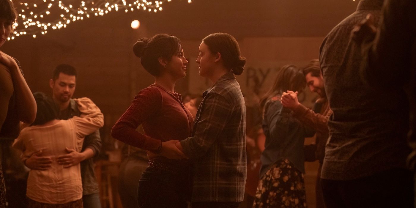 Ellie (Bella Ramsey) et Dina (Isabela Merced) dansant à la fête du Nouvel An.