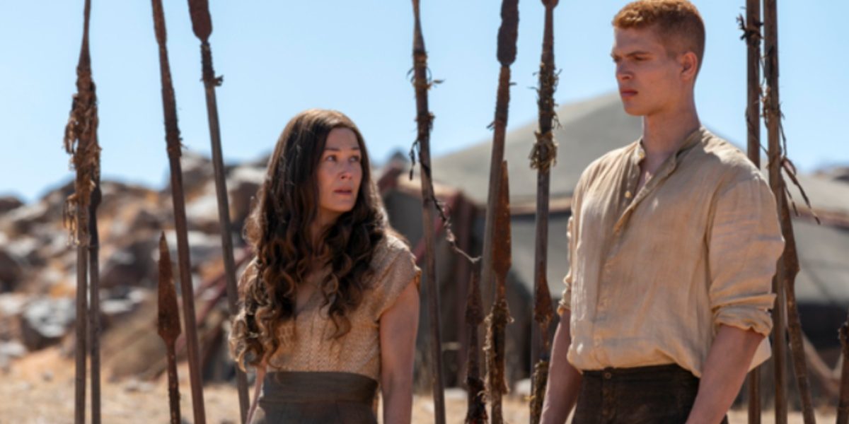 Moiraine (Rosamund Pike) et Rand (Josha Stradowski) dans la saison 3 de La Roue du Temps sur Prime Video.
